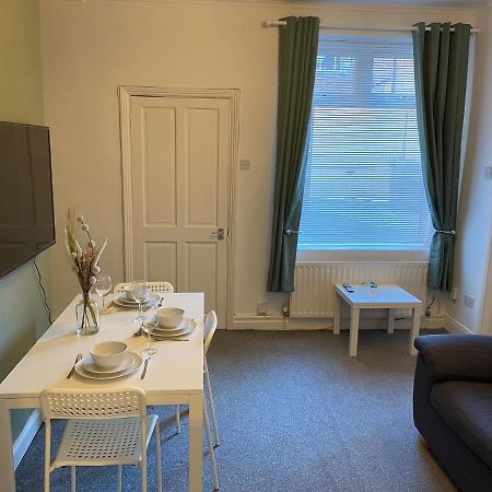 Kitchener - Wonderful 2-Bedroom Apt Sleeps 5 Free Parking Free Wifi Gateshead Exterior foto