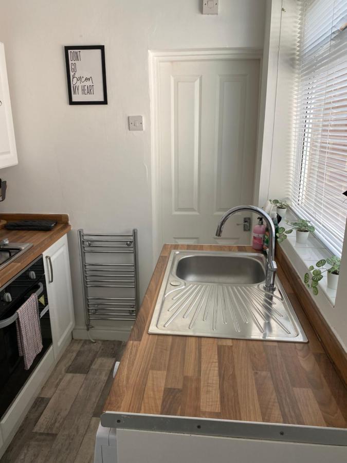 Kitchener - Wonderful 2-Bedroom Apt Sleeps 5 Free Parking Free Wifi Gateshead Exterior foto